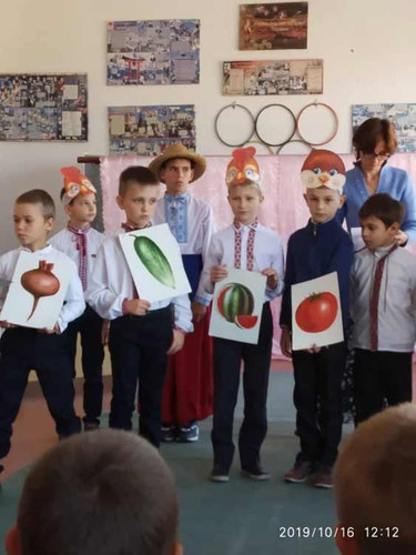 Свято врожаю у Мар'янівській школі Свято врожаю у Мар'янівській школі