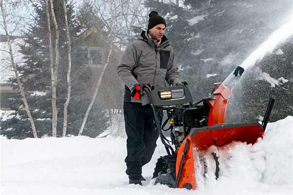 Уборка снега без лишних усилий со снегоуборочной машиной от Husqvarna