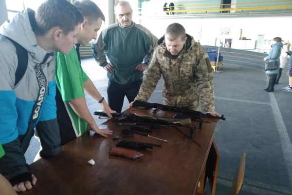 Виховуємо майбутніх захисників нашої Вітчизни Виховуємо майбутніх захисників нашої Вітчизни