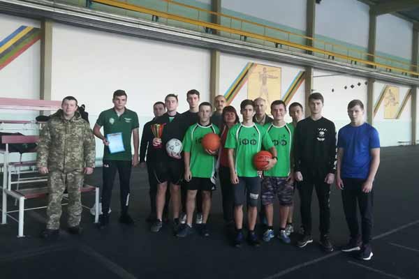 Виховуємо майбутніх захисників нашої Вітчизни Виховуємо майбутніх захисників нашої Вітчизни