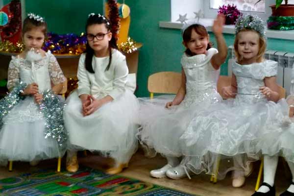 Новорічна казка для малят триває