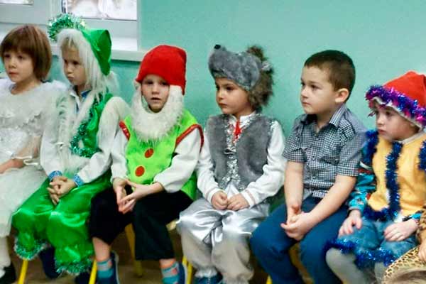 Новорічна казка для малят триває