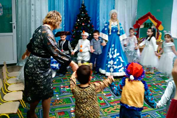 Новорічна казка для малят триває