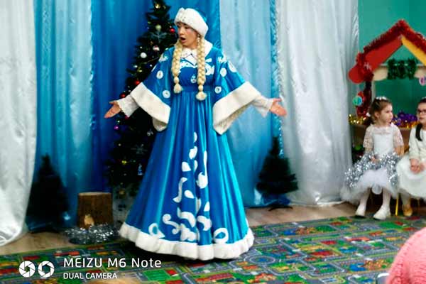 Новорічна казка для малят триває