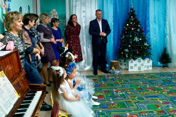 Новорічна казка для малят триває