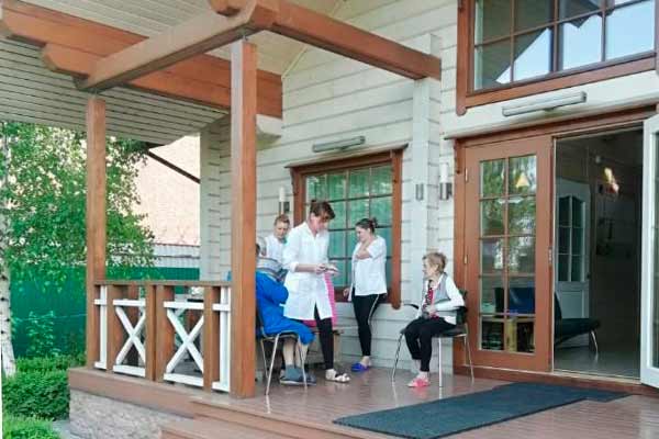 Присмотр за престарелими и больными людьми в пансионате