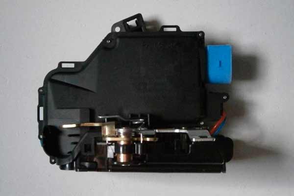 замок двери на Volkswagen Golf 5+