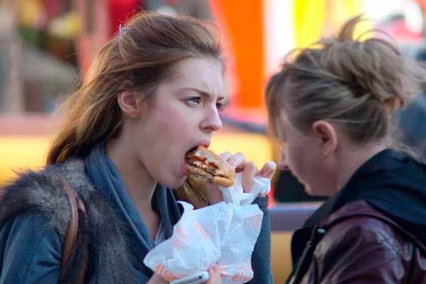 Чи можна отримати коронавірус, вживаючи приготовану не удома їжу?