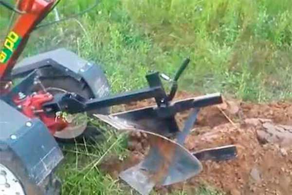 Оборотный плуг для мотоблока Оборотный плуг для мотоблока