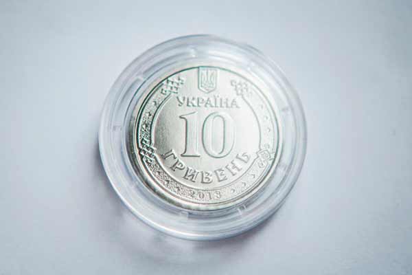 З 3 червня 2020 року Національний банк ввів в обіг монету номіналом 10 гривень