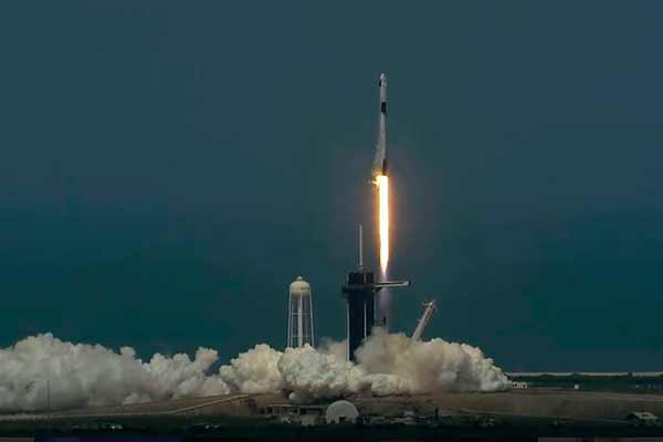 SpaceX запустила Crew Dragon с астронавтами к МКС