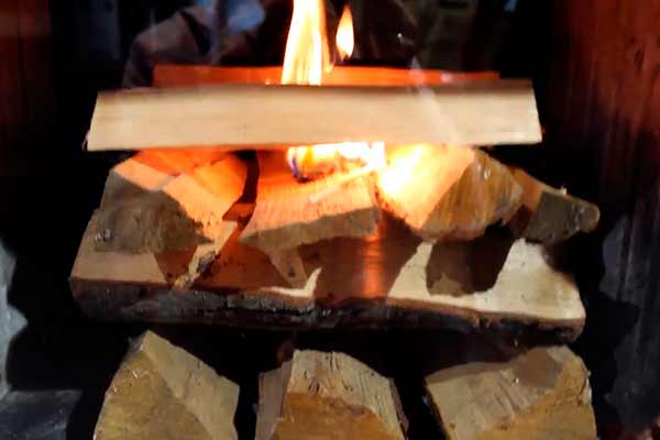 Как разжечь огонь в камине