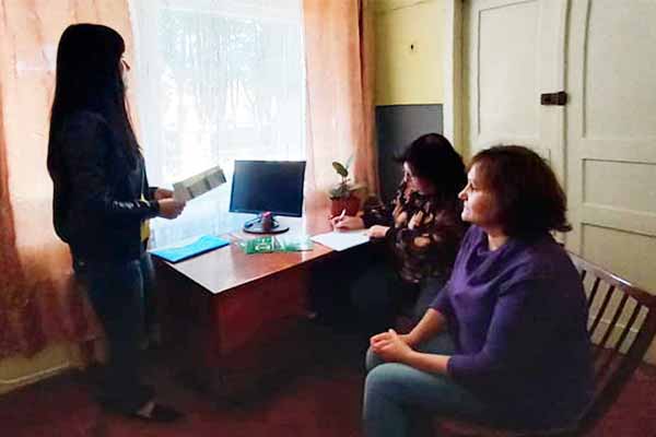 Спеціаліст Гребінківського БПД з громадянами у Олександрівській с/р