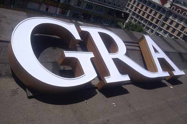 Зачем нужны крышные установки с наружной рекламой?