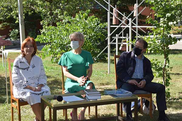 Книга про мамонтів французькою мовою