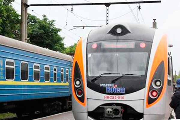 Сьогодні Укрзалізниця відновлює продаж квитків на поїзди далекого сполучення