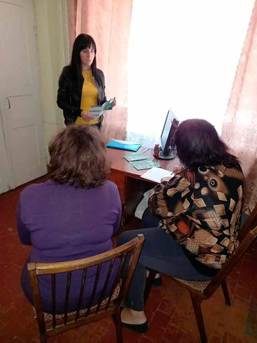 Спеціаліст Гребінківського БПД з громадянами у Олександрівській с/р