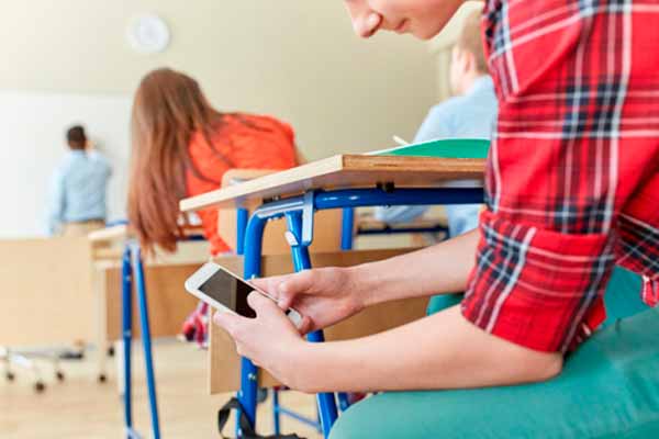 В українських школах можуть заборонити смартфони та планшети