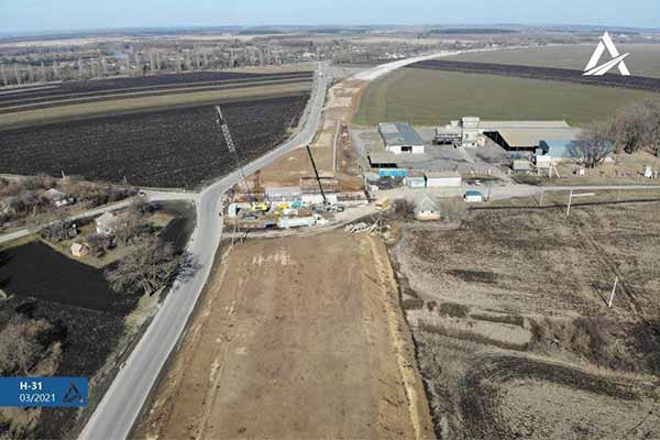 6 одиниць важкої дорожньої техніки будують тунель на трасі Н-31 6 одиниць важкої дорожньої техніки будують тунель на трасі Н-31