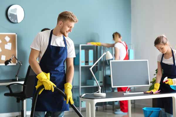  От химчистки мебели - до уборки офисов: почему уборку стоит доверить клининговой компании «Блеск» в Киеве 