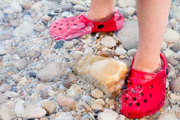  В чем причины популярности обуви Crocs: <b>качества</b>, которые оценили миллионы 