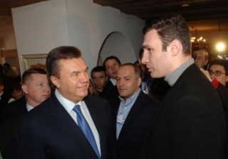 Оточення Януковича запевняє його, що все в країні добре - В.Кличко