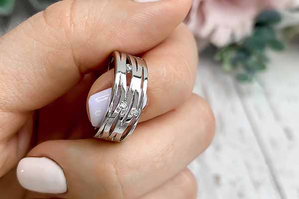 Серебряные кольца: преимущества таких украшений