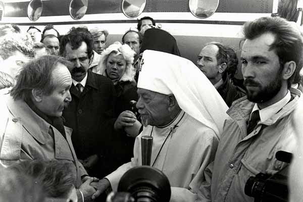 1990 рік Вячеслав Чорновіл зустрічає Патріарха у аеропорту