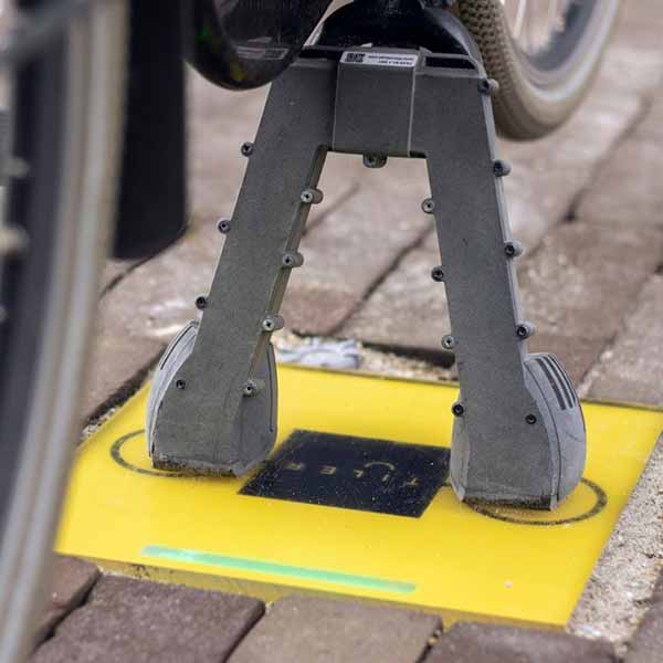 Система Tiler tech заряджає електровелосипеди по бездротовій мережі