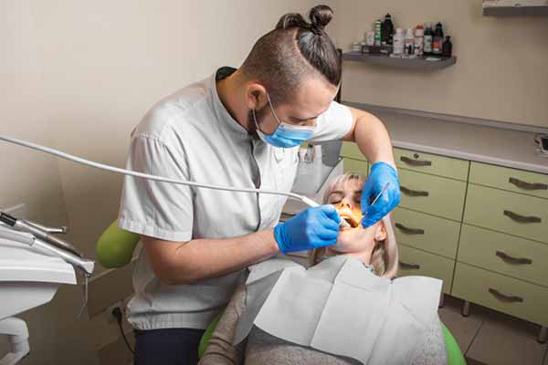 Встановлення брекетів для виправлення прикусу Встановлення брекетів для виправлення прикусу