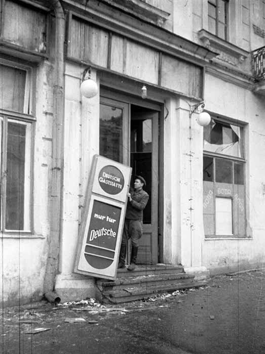 Зняття вивіски: "Тільки Для німців". Київ.Листопад 1943 Зняття вивіски: "Тільки Для німців". Київ.Листопад 1943