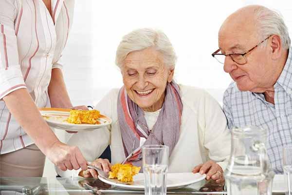  <b>Питание</b> в частных домах престарелых: как разрабатывается рацион? 