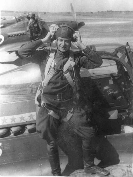 Григорій Басенко на крилі свого літака Р-39 Аерокобра.