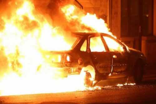 У Гребінці рятувальники вночі гасили палаючий автомобіль