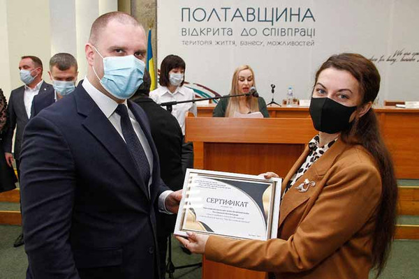 Учителям Полтавщини вручили майже 2500 ноутбуків