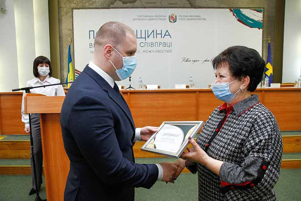 Учителям Полтавщини вручили майже 2500 ноутбуків