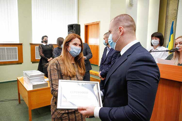 Учителям Полтавщини вручили майже 2500 ноутбуків