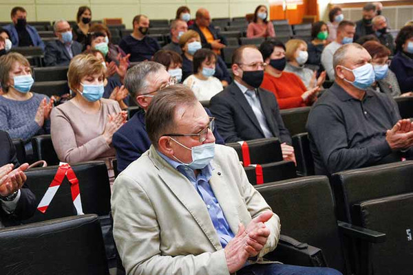 Учителям Полтавщини вручили майже 2500 ноутбуків