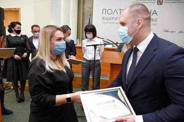 Учителям Полтавщини вручили майже 2500 ноутбуків