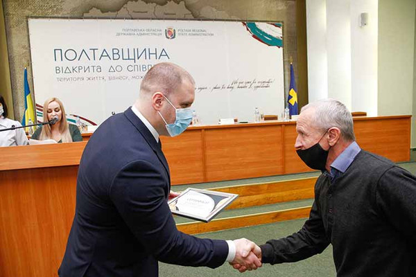 Учителям Полтавщини вручили майже 2500 ноутбуків