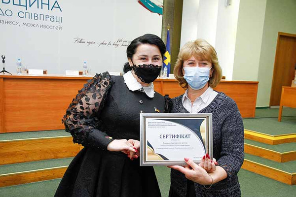 Учителям Полтавщини вручили майже 2500 ноутбуків