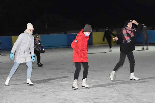 У Пирятині запрацювала ковзанка У Пирятині запрацювала ковзанка