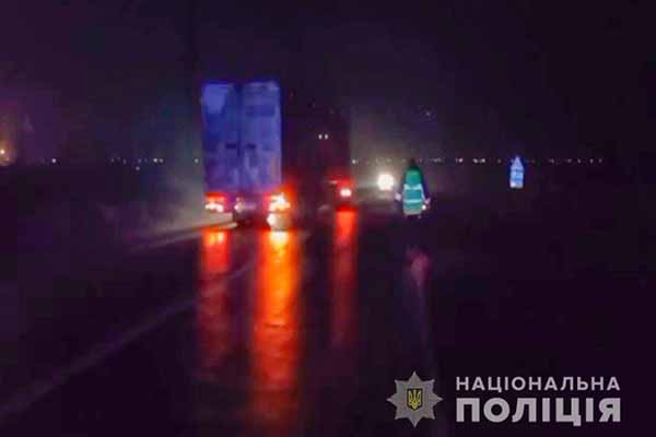 На Полтавщині вантажівка з причепом з'їхала у кювет