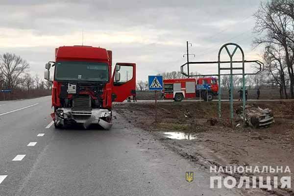 ДТП на Полтавщині: легковик врізався у вантажівку й злетів із дороги, травмовано троє осіб (ФОТО)