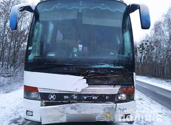 На Полтавщині зіткнулися автобус та легковик