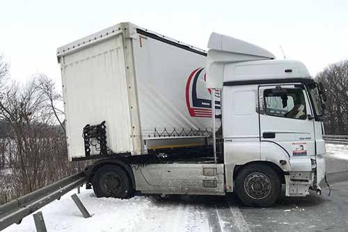 На Полтавщині вантажівка влетіла у відбійник - постраждав 61-річний водій (ФОТО)