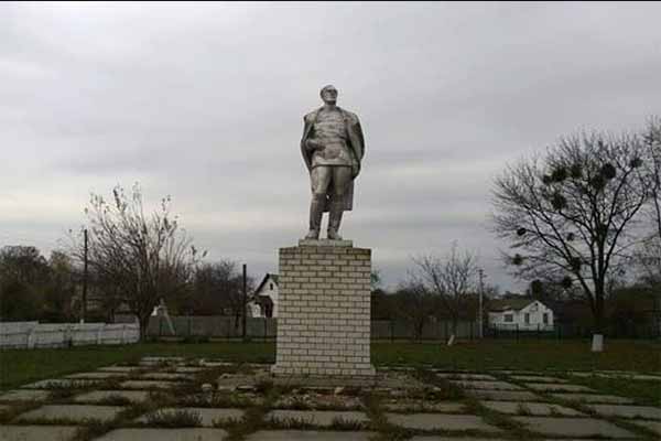 З Полтавщини до Путивля:три комуністичні пам'ятники перевезли до музею
