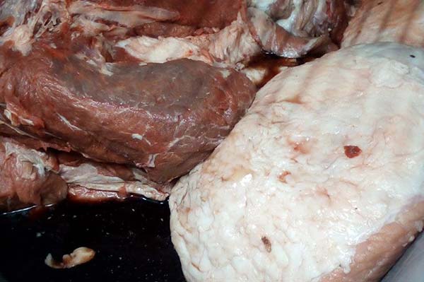 Сировина невідомого походження і повна антисанітарія Сировина невідомого походження і повна антисанітарія