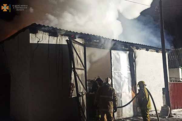 На Миргородщині у гаражі вщент згорів автомобіль