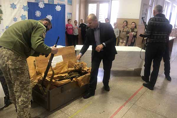 Опорний заклад «Вовчицький ліцей ЛМР» отримав навчальну зброю Опорний заклад «Вовчицький ліцей ЛМР» отримав навчальну зброю